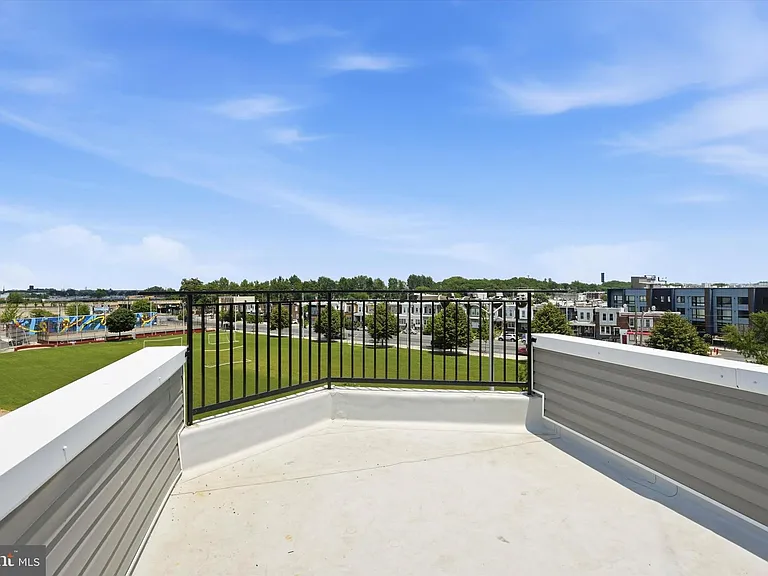 2440 E Harold St — Photo 14