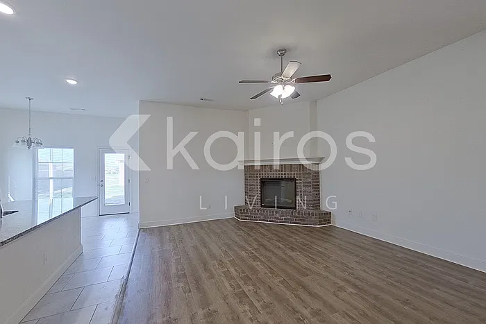 3 bed, 2.0 bath, 1650 sqft, $1,695 — Photo 2