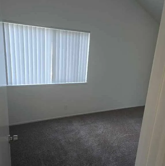393 N Oak St #F — Photo 10