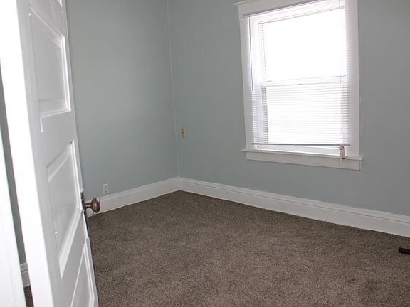 nice sized bedroom