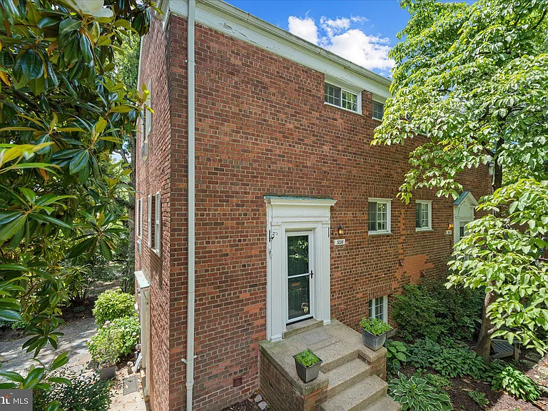3226 Gunston Rd — Photo 2