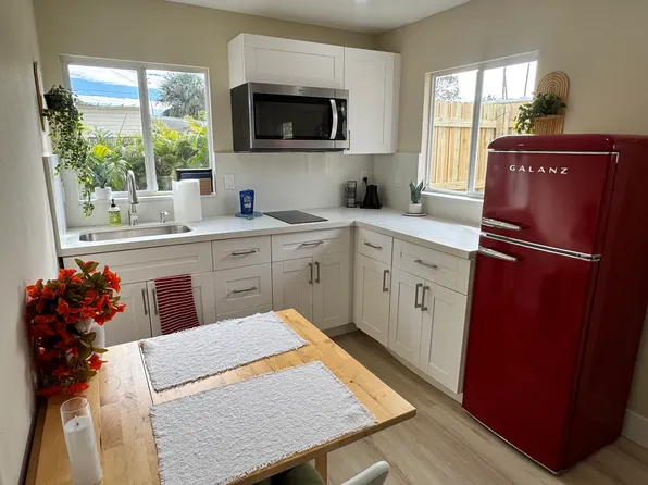4135 Des Moines St NE, Saint Petersburg, FL 33703