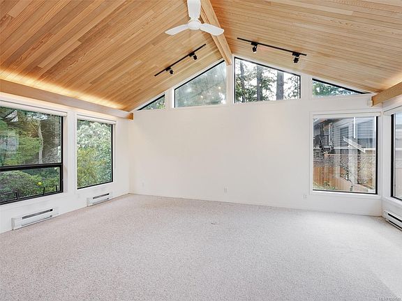 5th image of 2574 Arbutus Rd