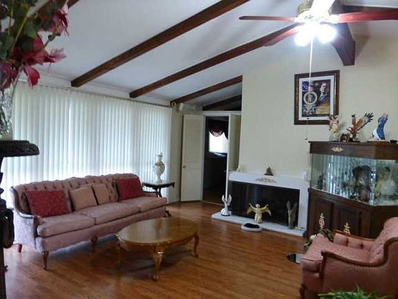 2nd image of 3221 E Lincolnshire Blvd