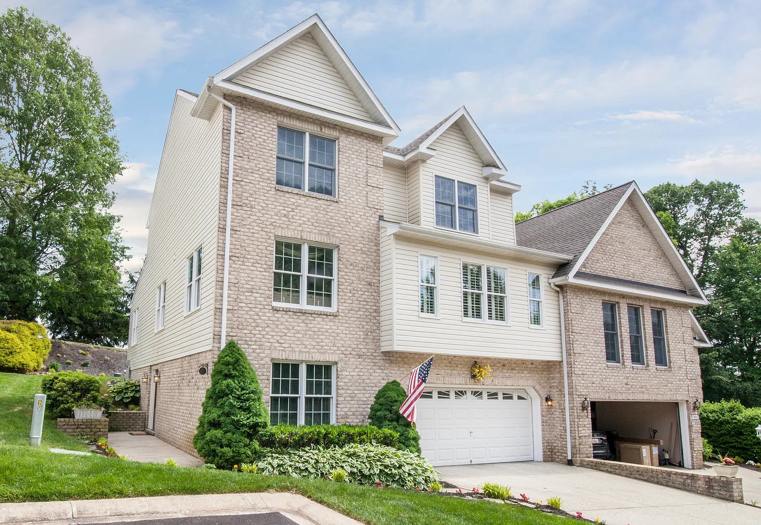 905 Whispering Ridge Ln photo 1