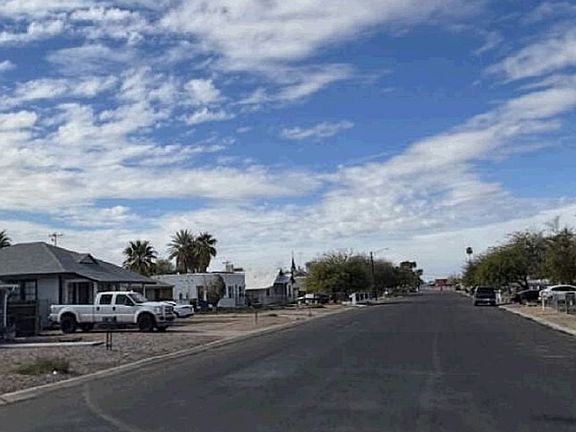 Exterior Neighborhood (street photo)