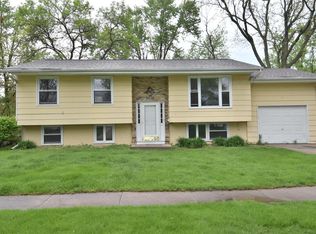 2516 Towne House Dr NE, Cedar Rapids, IA 52402