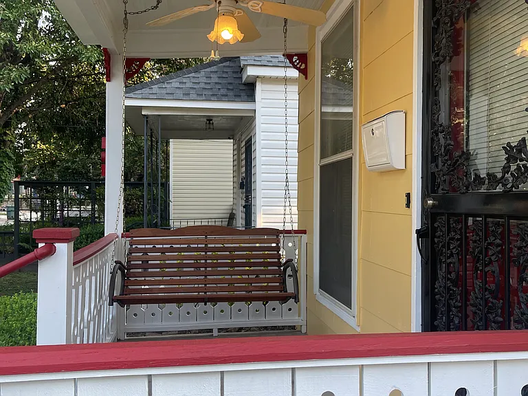 895 Blythe St — Photo 2