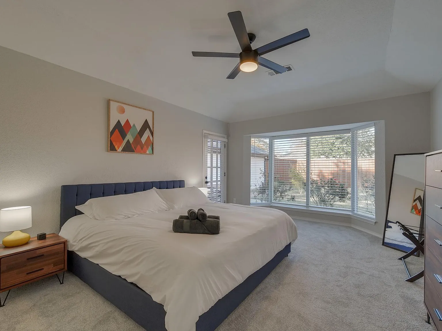 5 bed, 2221 sqft, $9,750 — Photo 4