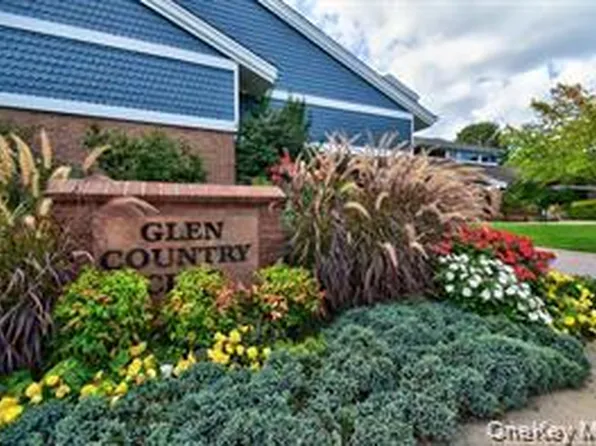 9 Oakdale Court, Ridge, NY 11961