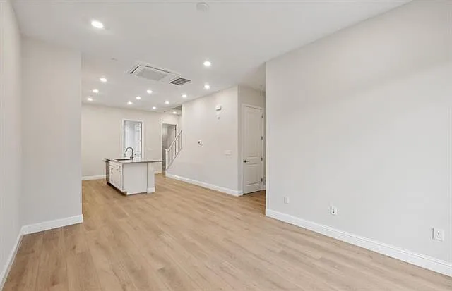 3 bed, 1386 sqft, $6,500 — Photo 4