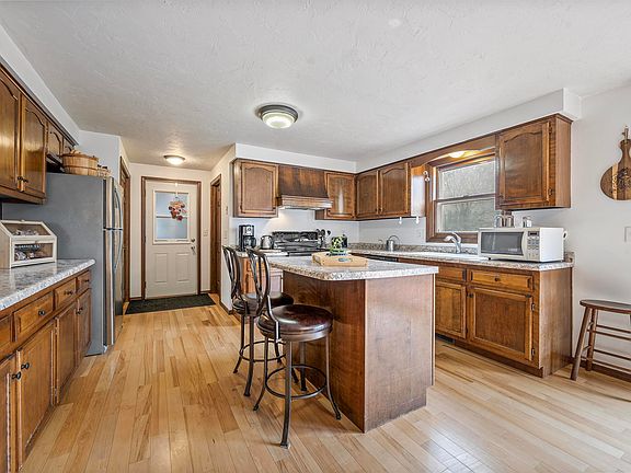 3rd image of 384 Windward Rd