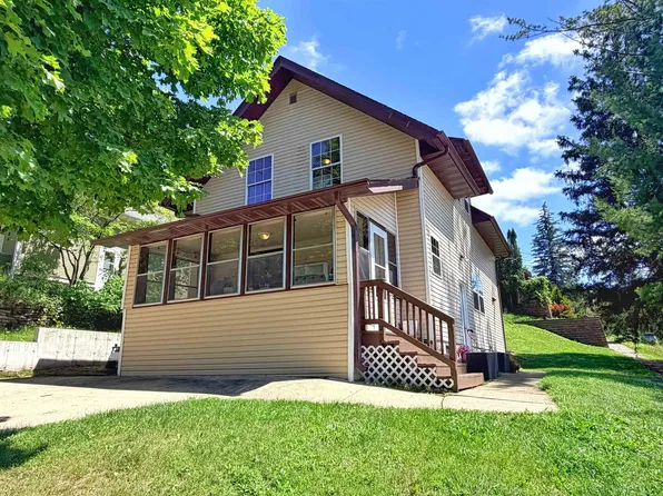 201 Hollihan St, Decorah, IA 52101