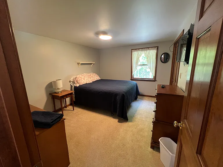 2nd bedroom with queen sized bed
