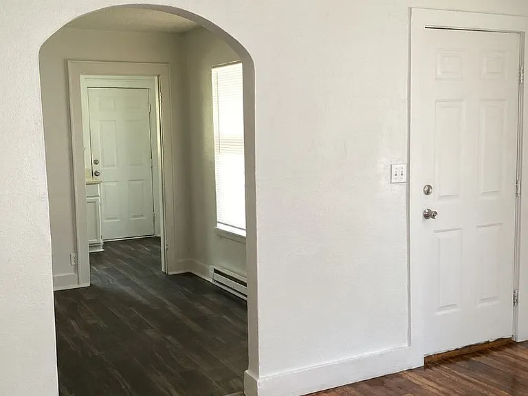 217 S Avenue J — Photo 4