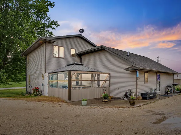 2838 210th St, Earlville, IA 52041