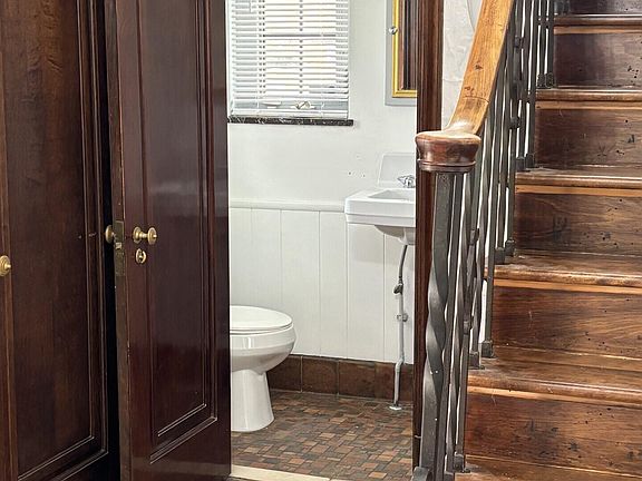 3rd image of 14550 Glastonbury Ave