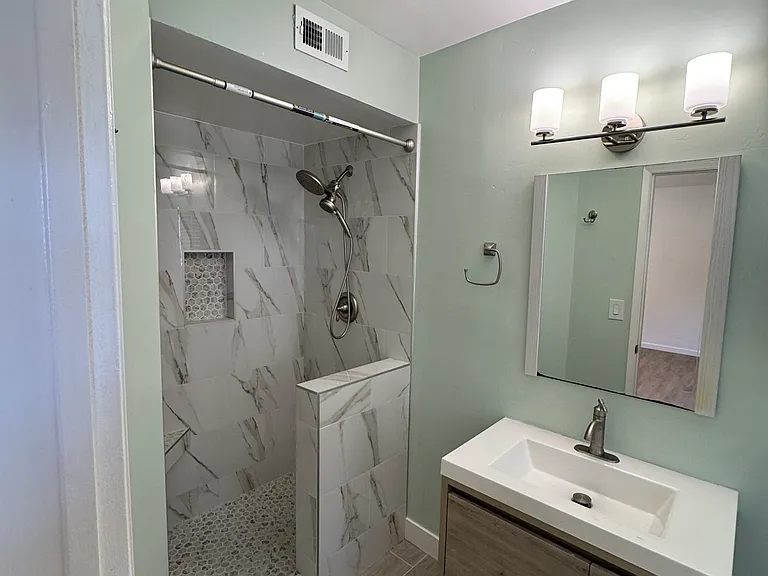 7000 Saranac St #9 — Photo 17