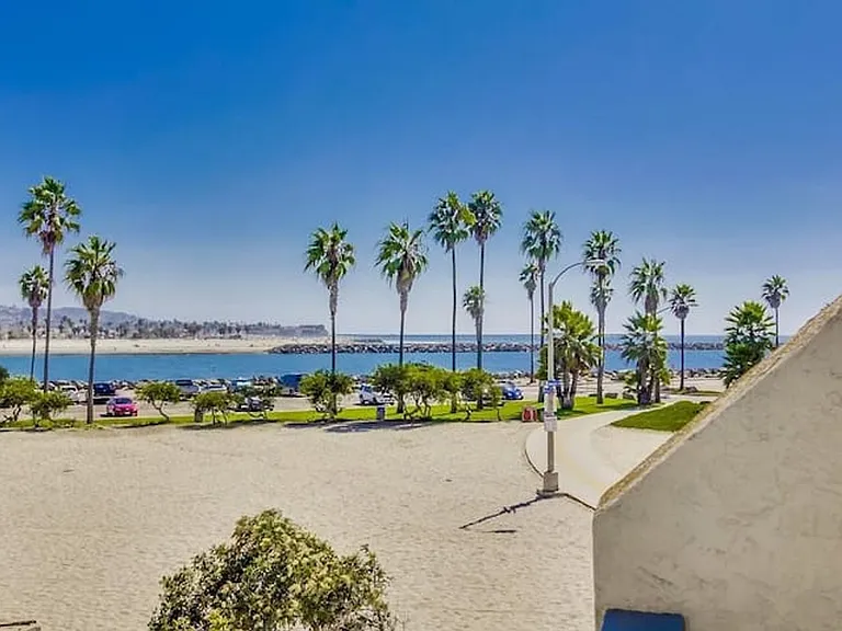 2645 Ocean Front Walk — Photo 2