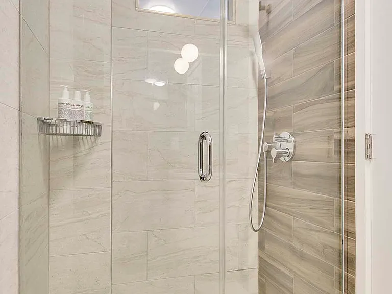 206 E 20th St #PENTHOUSE — Photo 23