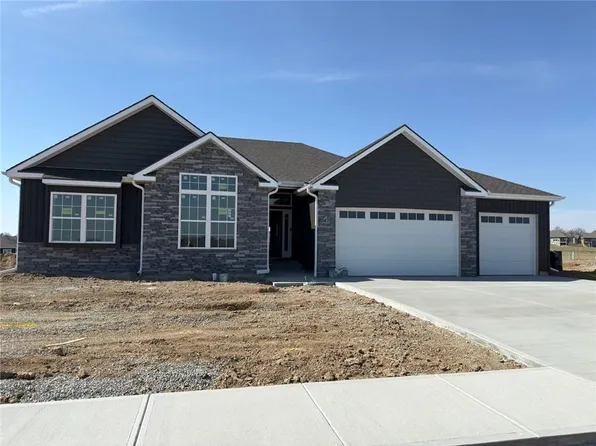 4700 Woodland Shores Ct, Saint Joseph, MO 64505