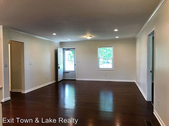 5th image of 423 E Ferrell St