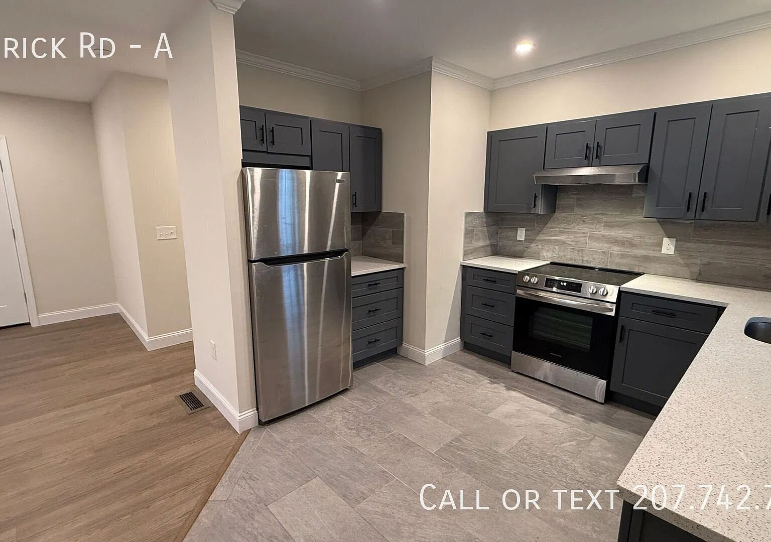 Like New! 1st Floor2 Bedroom Duplex, Small Porch In Unit AC and Laundry — Photo 2