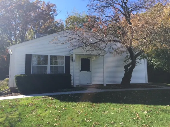 76 Bright Oaks Cir, Cary, IL 60013