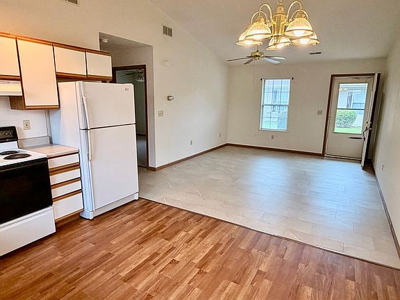 3rd image of 400 Country Club Rd APT 2