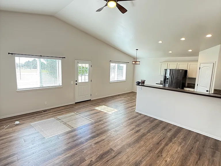 1009 S Date St — Photo 7