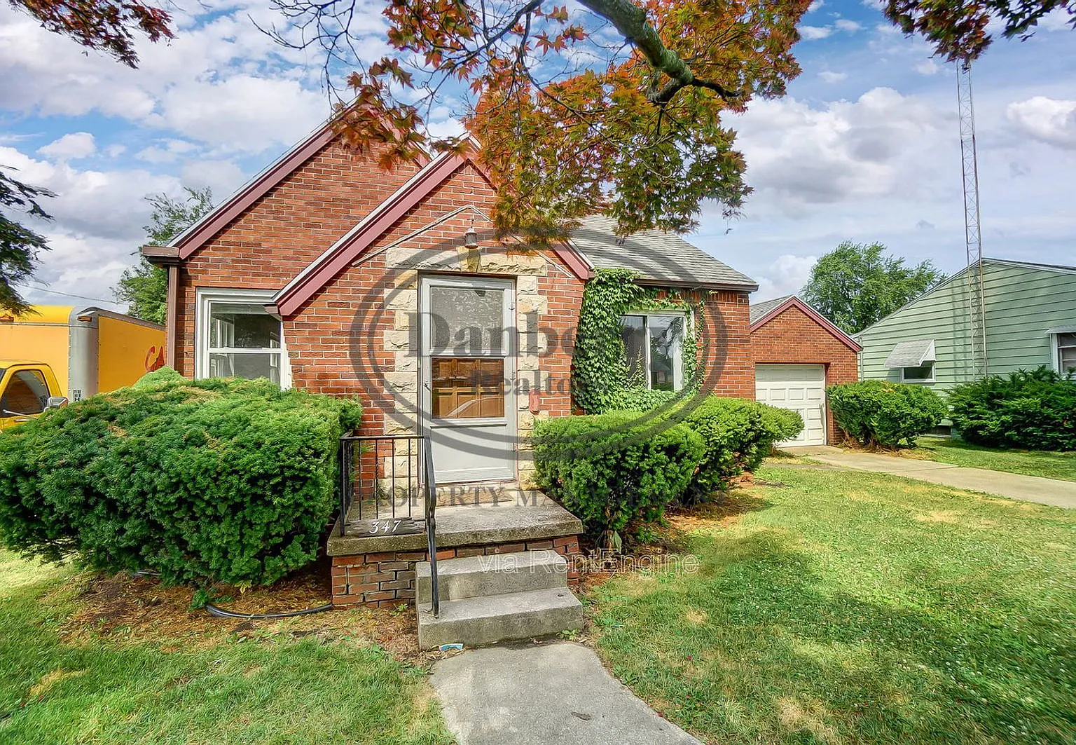 4 bed, 2.0 bath, 2224 sqft, $1,800 — Photo 2