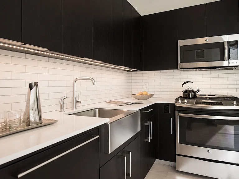 535 W 43rd St S #D — Photo 7