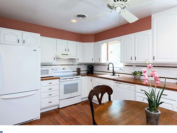 Stylish, Sun-filled Kitchen!
