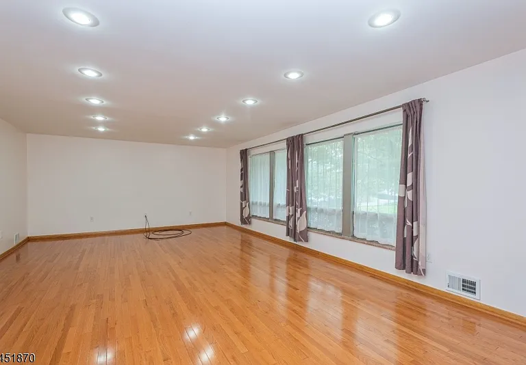 681 Easton Ave — Photo 4