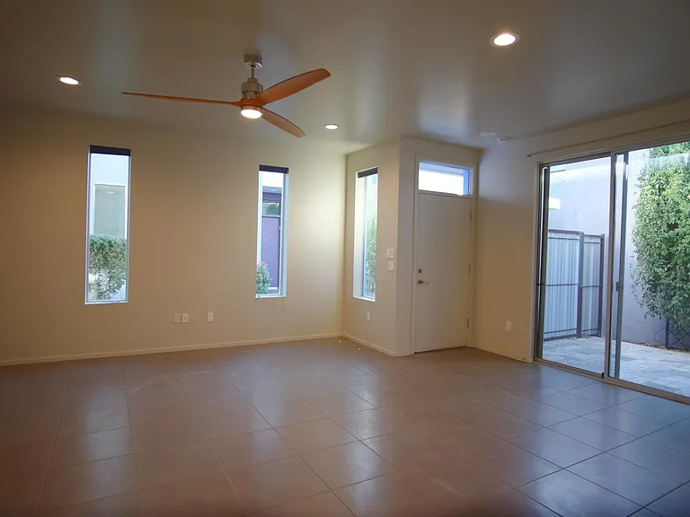 932 E Lustrum Ln — Photo 5