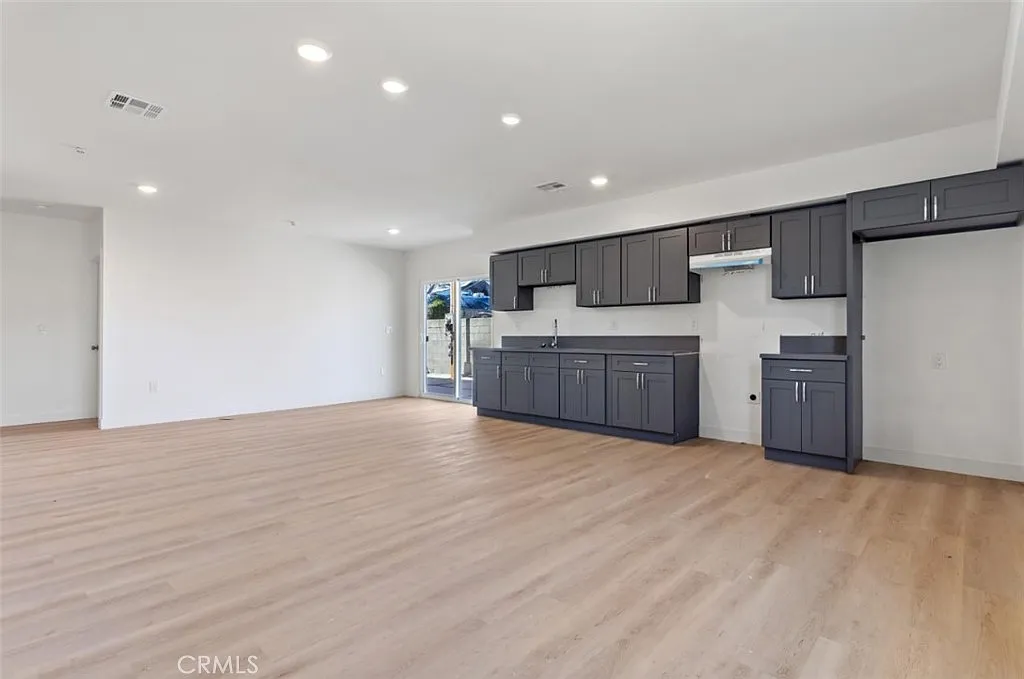 Building Photo - 707 W 80th