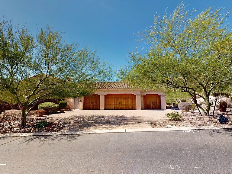 8724 E Regina Cir — Photo 3