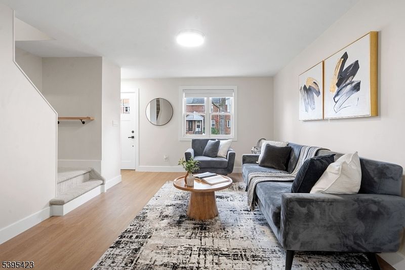 1st image of 13 Melmore Gdns