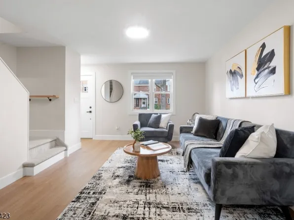 13 Melmore Gdns, East Orange City, NJ 07017