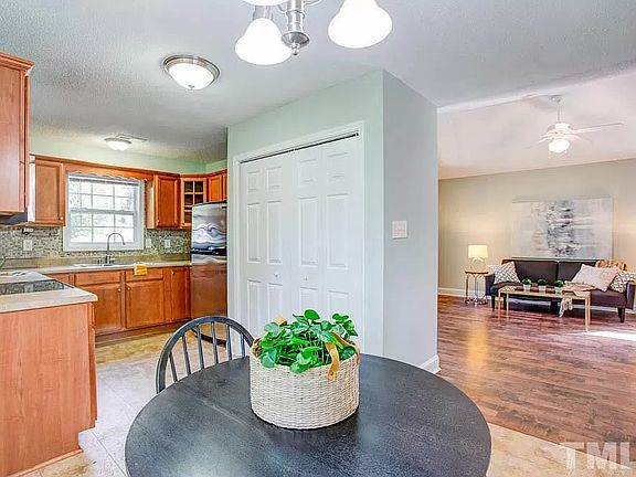 Open layout kitchen / dining area