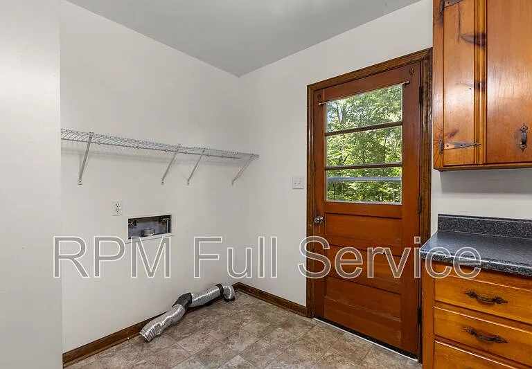 570 Carol Dr — Photo 17