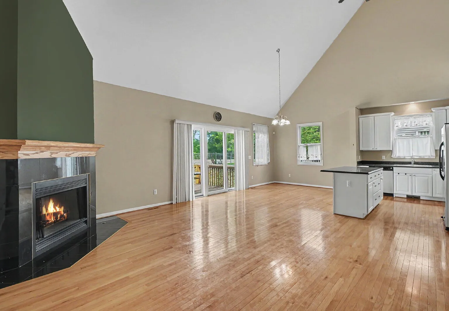 3 bed, 3.0 bath, 3335 sqft, $3,000 — Photo 3