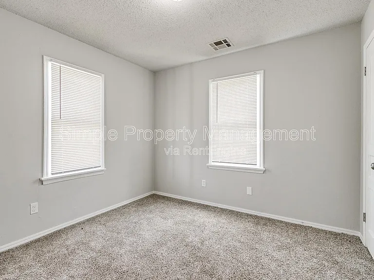 4007 N Rockwell Ave — Photo 8