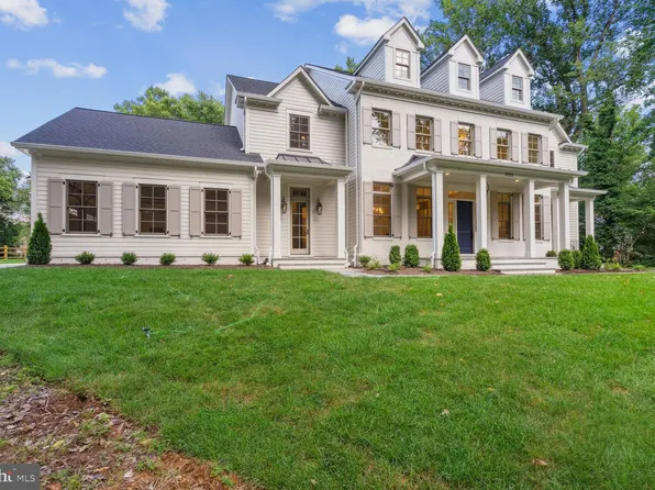 9221 Hollyoak Dr, Bethesda, MD 20817