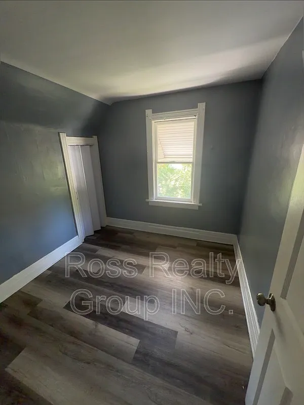 3 bed, 1.0 bath, $1,000 — Photo 4