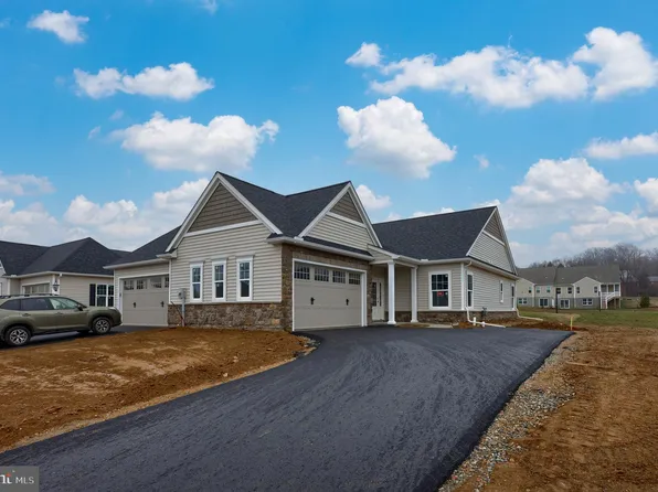 390 Meadow Rose Dr #211, Lititz, PA 17543