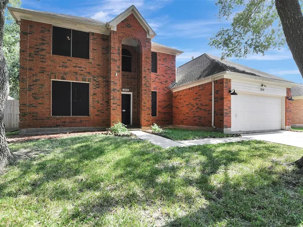 1809 Oak Wood Dr E, Pearland, TX 77581