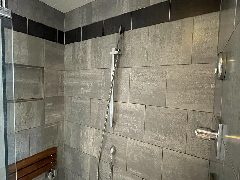 En-Suite Bathroom Ceramic-Tiled Steam Shower