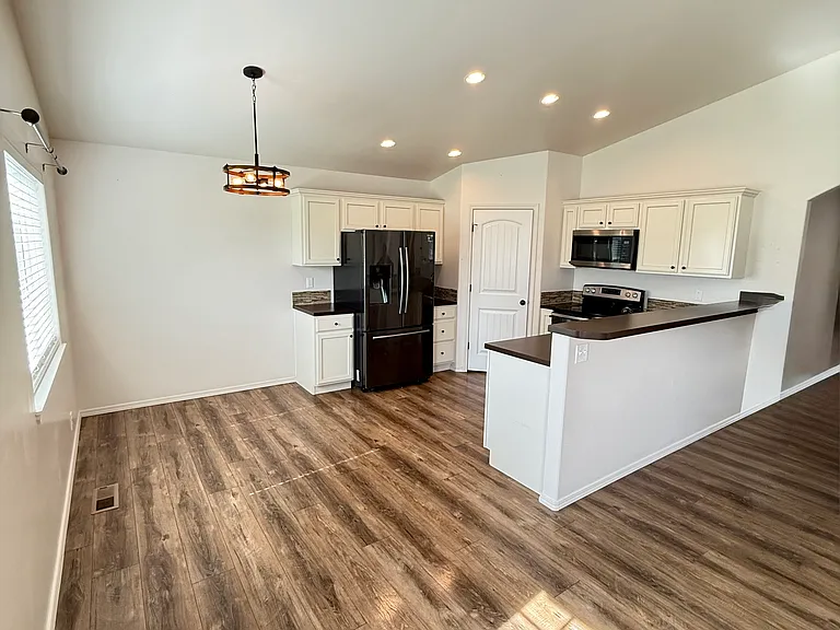 1009 S Date St — Photo 6