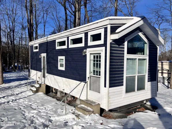 106 Village Dr W, Milford, PA 18337